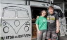 Kombi está estacionada no saguão do prédio Lilás